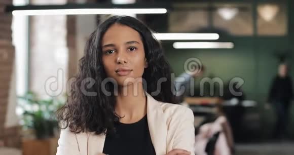 忙碌办公室年轻成功女商人的肖像漂亮的女员工看相机做大拇指视频的预览图