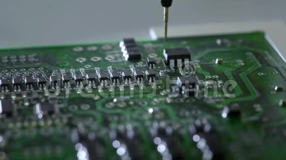 电子电路的机械创造过程创建一个电子板金属针将芯片固定在视频的预览图