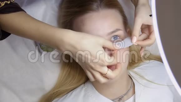 美容师在眼睫毛展开术前补眼视频的预览图