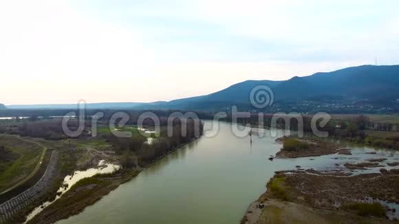 靠近山脉的河流视频的预览图