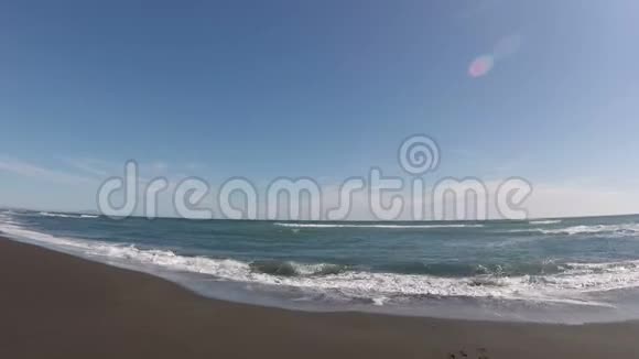海浪在沙滩上破碎视频的预览图