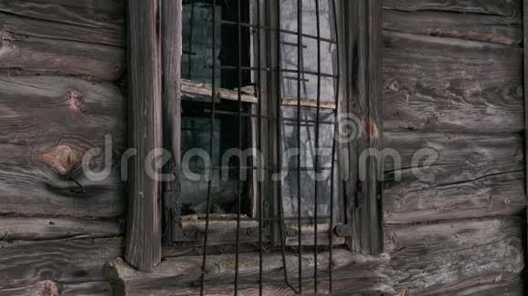 从一个废弃的木房子里的无玻璃窗户看风景视频的预览图