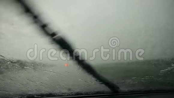 大雨时从车内观看视频的预览图