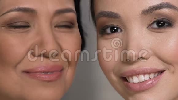 优雅快乐的女士看着相机抗衰老护肤面部特写视频的预览图