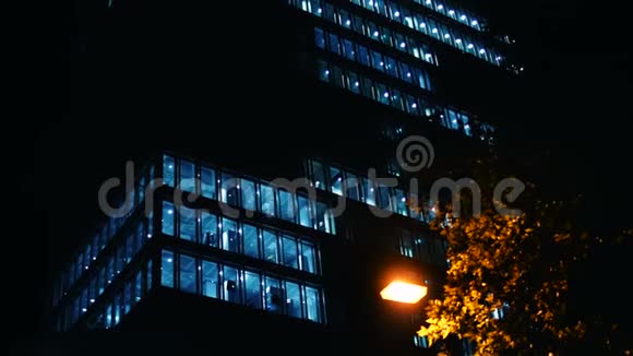 NX夜间外建镜头城市写字楼阁楼公寓楼高层关闭摄像机视图视频的预览图