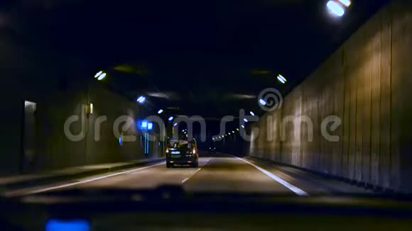 乘坐汽车穿过隧道的视野点驾驶蓝光视频的预览图