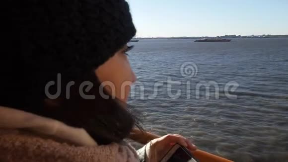 年轻女子在纽约观光旅行中拍照视频的预览图