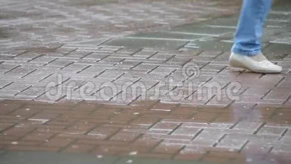 下雨了脚穿过水坑视频的预览图