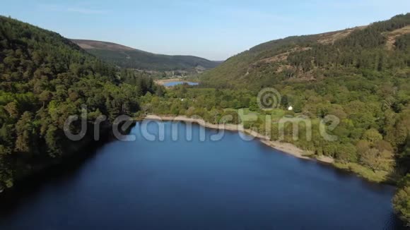 在爱尔兰威克洛山脉的格伦达洛湖上飞行视频的预览图