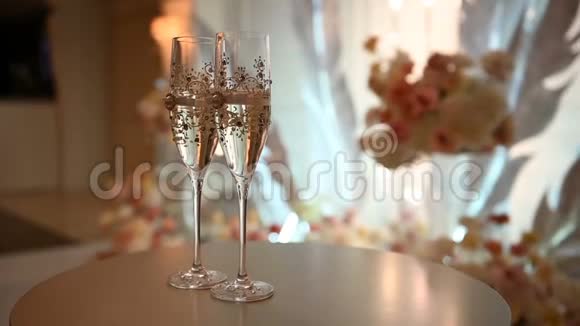 装饰的香槟酒杯婚礼风格视频的预览图
