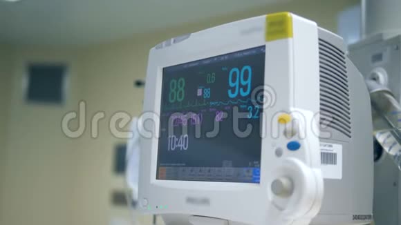 病人在医院手术时屏幕上显示的心率4K视频的预览图