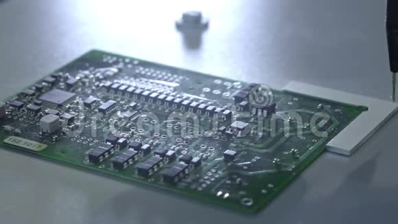 电子电路的机械创造过程创建一个电子板金属针将芯片固定在视频的预览图