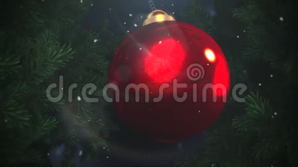 绿色树枝背景上的动画特写白色雪花和红色球视频的预览图