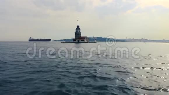 少女有货船和旧城伊斯坦布尔背景的塔楼土耳其视频的预览图