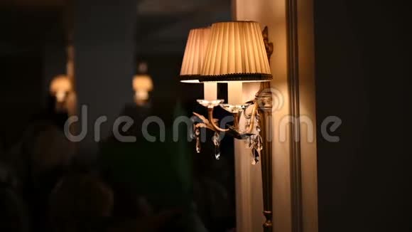 酒店房间墙上漂亮的灯视频的预览图