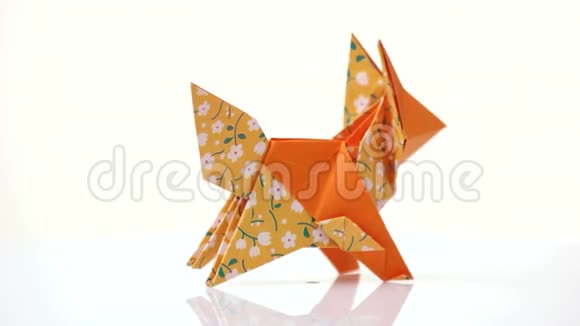 橘色折纸狐狸视频的预览图