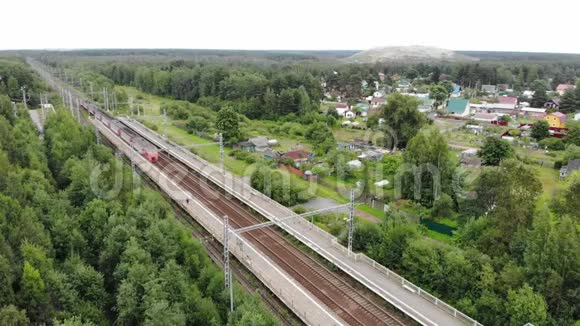 铁路和过往列车的空中录像视频的预览图