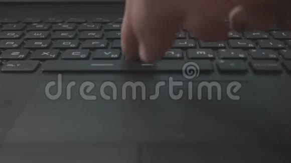在笔记本电脑上工作在键盘上打字视频的预览图