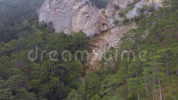 瀑布从岩石山落下空中拍摄摄像机从上到下移动视频的预览图