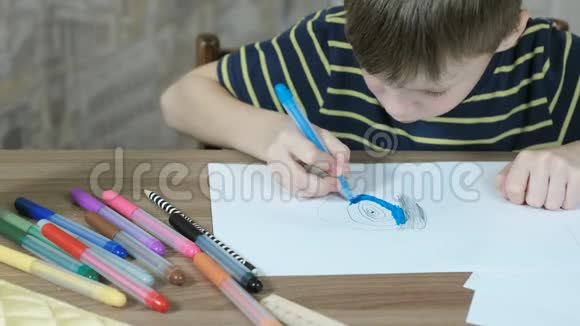 七岁的男孩用一支蓝色的毛毡笔在白纸上画这幅画视频的预览图