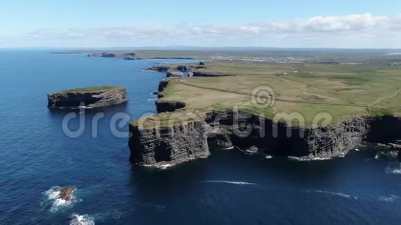 爱尔兰西海岸的美景空中无人机镜头视频的预览图