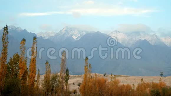白雪皑皑的山脉和卡塔纳寒冷的沙漠斯卡杜吉尔吉特巴尔蒂斯坦巴基斯坦视频的预览图