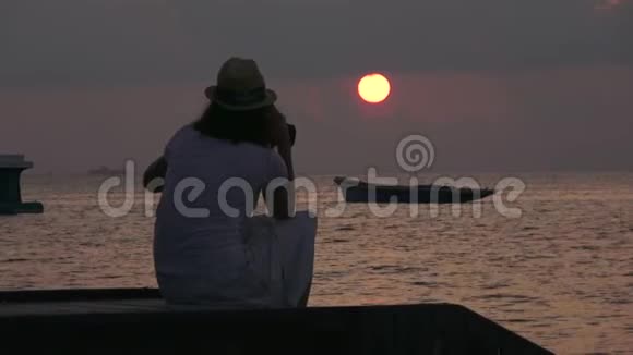 女孩看着印度洋上空的日落马尔代夫视频特写视频的预览图