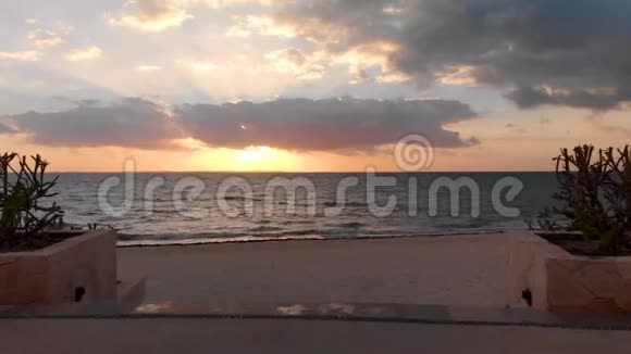 墨西哥坎昆附近日出时的热带海滩和海洋视频的预览图