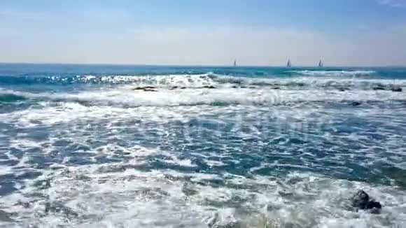 缓慢运动的黑白喜怒无常的海浪撞击岩石破裂成薄雾视频的预览图