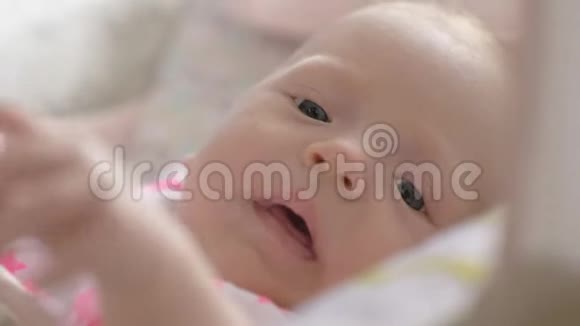 两个月活泼可爱的女婴室内画像视频的预览图