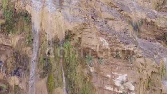 瀑布从岩石山落下空中拍摄摄像机从上到下移动视频的预览图