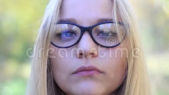 戴眼镜的女孩眯着眼睛视频的预览图