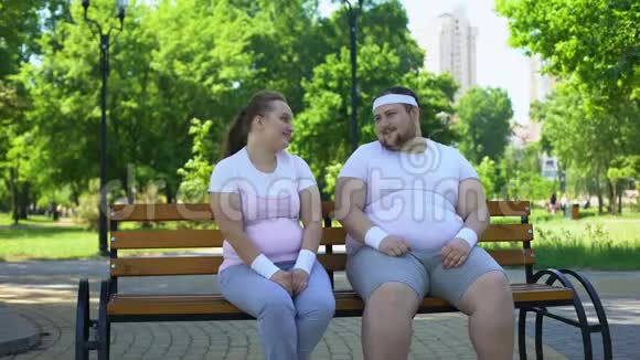 胖子和肥胖的漂亮女孩调情讲笑话克服不安全感视频的预览图
