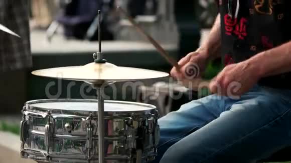 在摇滚乐队里敲鼓的年轻人视频的预览图