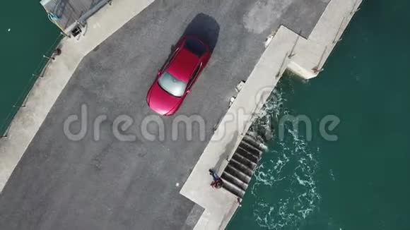 空中跟随汽车自上而下的视野汽车在码头上被游艇包围视频的预览图