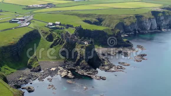 在北爱尔兰邓卢斯城堡附近飞行视频的预览图