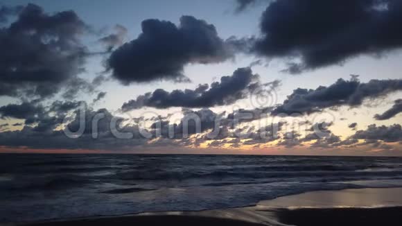 海滩上的蓝小时日落有惊人的天空和戏剧性的光线视频的预览图