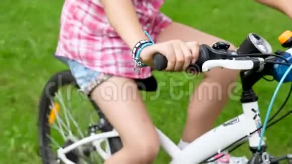 近距离女孩在公园里骑自行车视频的预览图