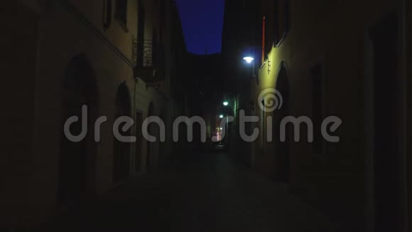 晚上照亮孤独的街道视频的预览图