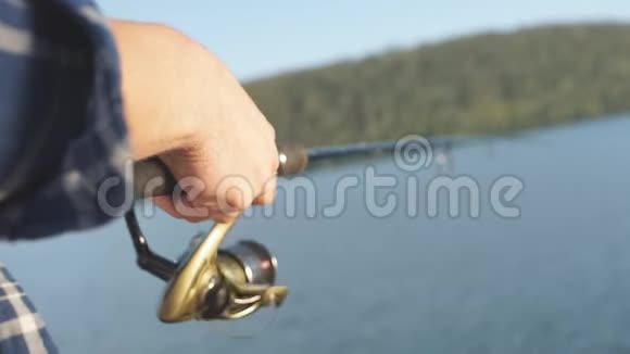 渔夫想用鱼竿在湖上钓鱼视频的预览图