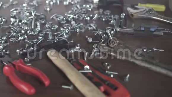 螺栓螺母螺丝桌上的手动工具视频的预览图