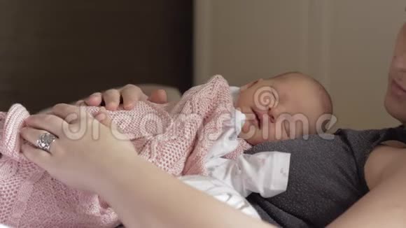 新生儿睡得好视频的预览图