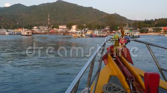 带宗教护身符的明亮小船漂向泰国高涛岛的潜水胜地港口视频的预览图