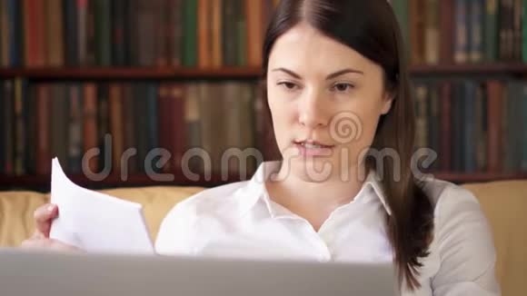 女商人带着笔记本电脑通过信使应用程序进行视频聊天讨论报告结果视频的预览图