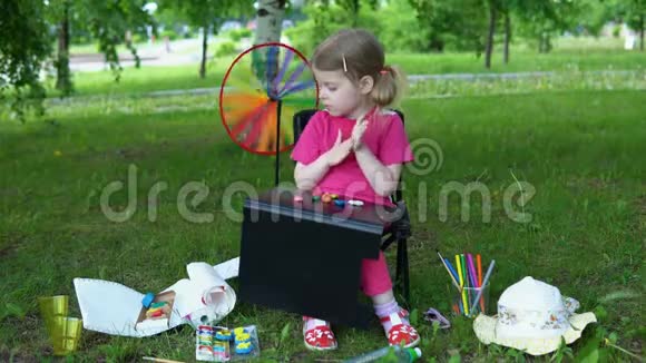 夏天在公园户外雕塑的小女孩肖像视频的预览图