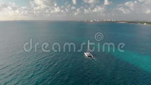 一艘白色帆船在墨西哥坎昆附近海洋上的鸟瞰图视频的预览图