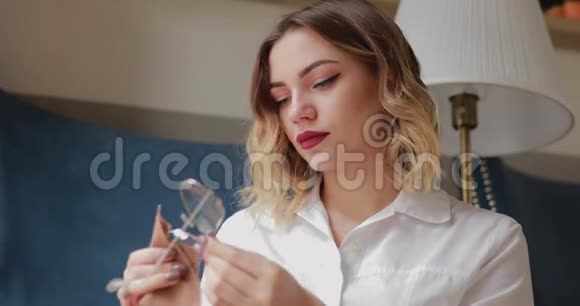 女士用软布擦拭眼镜表面使用超细纤维织物视频的预览图
