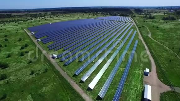 太阳能组件替代能源工厂太阳能发电场产生清洁能源视频的预览图