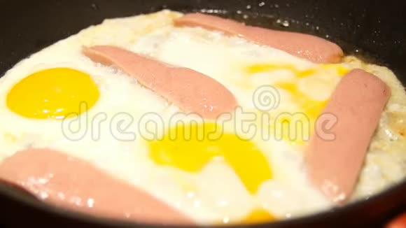 炒鸡蛋做饭厨师做煎蛋卷鸡蛋和香肠煎视频的预览图