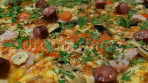 美味的新鲜比萨饼与巴伐利亚香肠蘑菇培根西红柿绿色近景视频的预览图